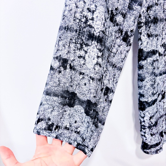 CHICAGO EXCLUSIVE Flowy black and white top - Picture 5 of 8